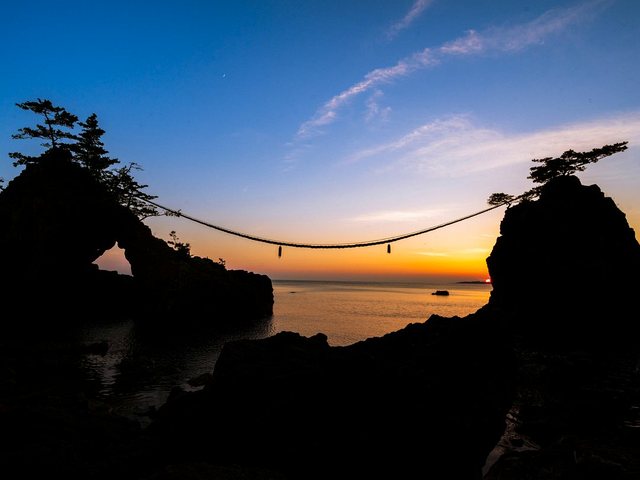 機具岩に沈む夕陽