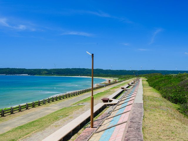 海沿いに続くベンチ