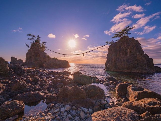 しめ縄で結ばれた夫婦岩