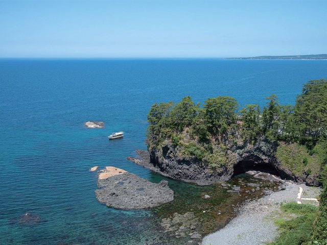 海岸から望む巌門