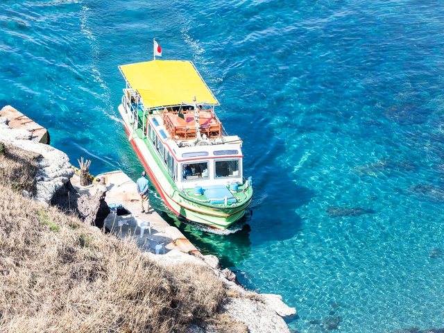 エメラルドグリーンの海