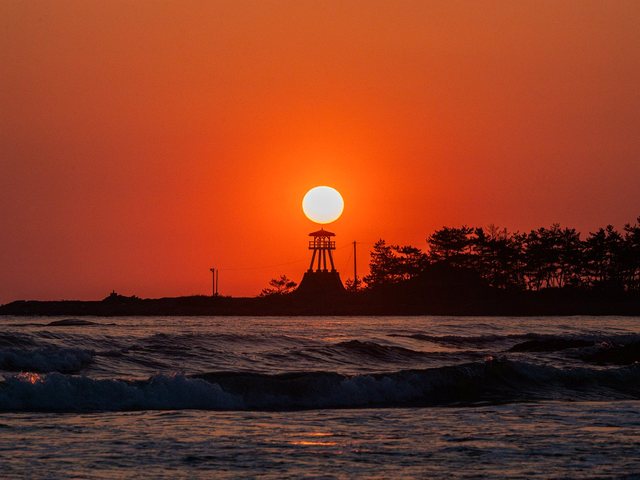 島の向こうに沈む夕陽