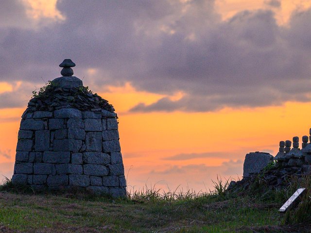 夕陽に照らされる六角地蔵塔