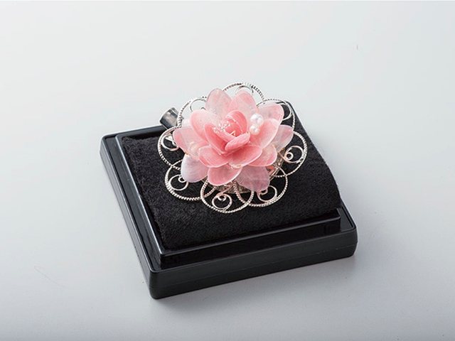 志賀町優良特産品_さくら貝華ブローチ