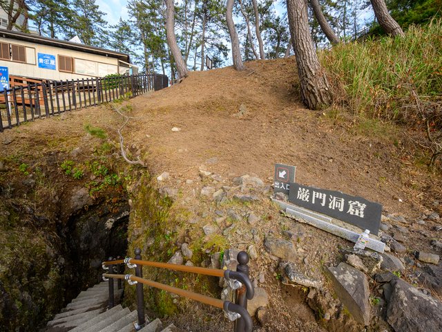 巌門洞窟へ続く遊歩道