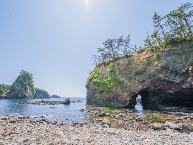 海に突き出す岩の門