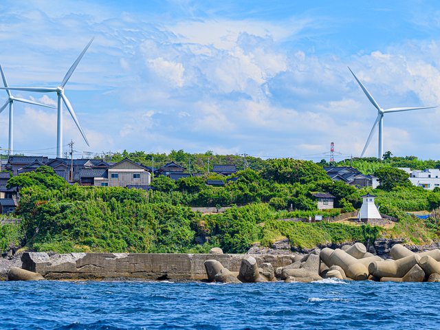 風車が並ぶ海岸線