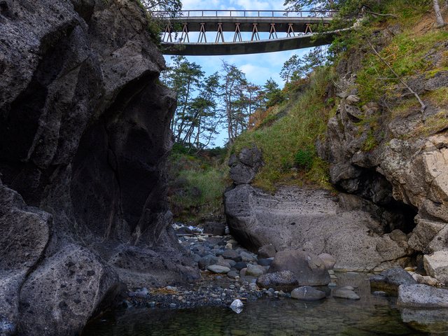 岩場に架かる橋