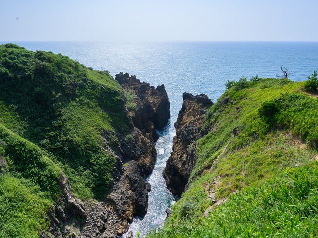 断崖から望む日本海