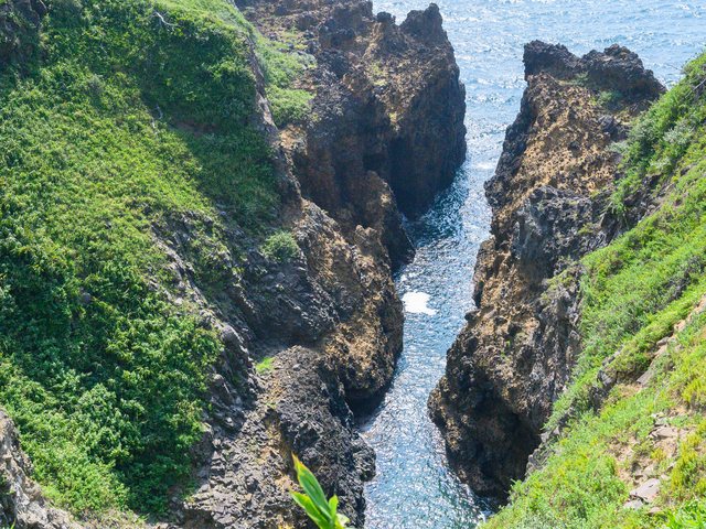 岩に切れ込む義経の舟隠し