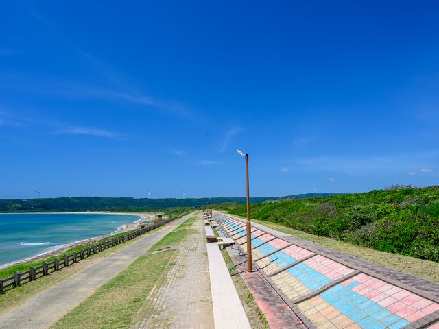 増穂浦海岸に伸びるベンチ