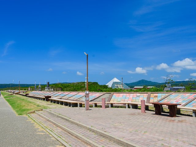 世界一長いベンチと青い空